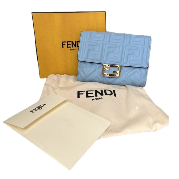 🔥RARE🔥 FENDI Medium Wallet - Picture 3 of 11